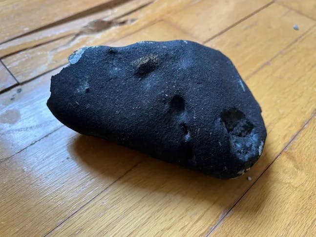 Científicos confirman que la roca que atravesó el techo de una residencia en New Jersey en efecto es un meteorito